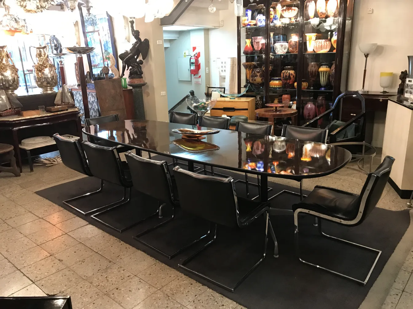 Zwei antike Stehleuchten in einer eleganten Umgebung mit Stühlen und Tisch