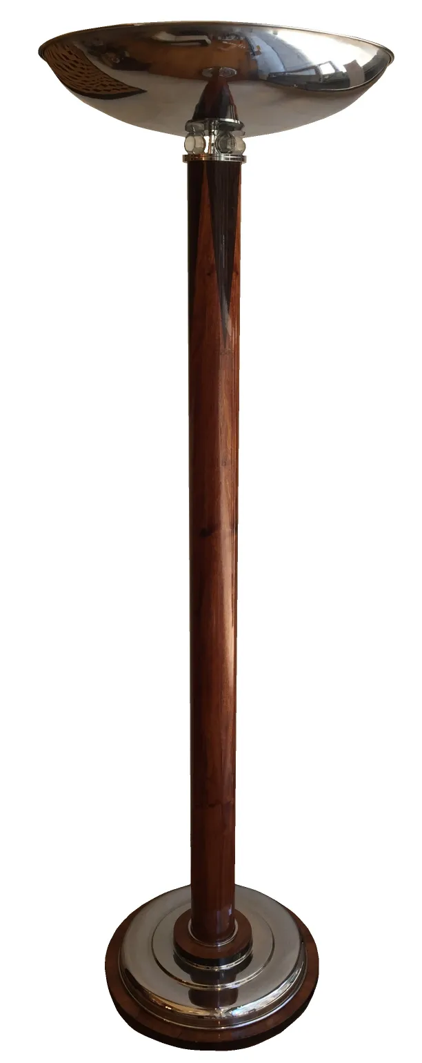 zwei antike Stehleuchten mit klassischem Sockel und glänzender Oberfläche