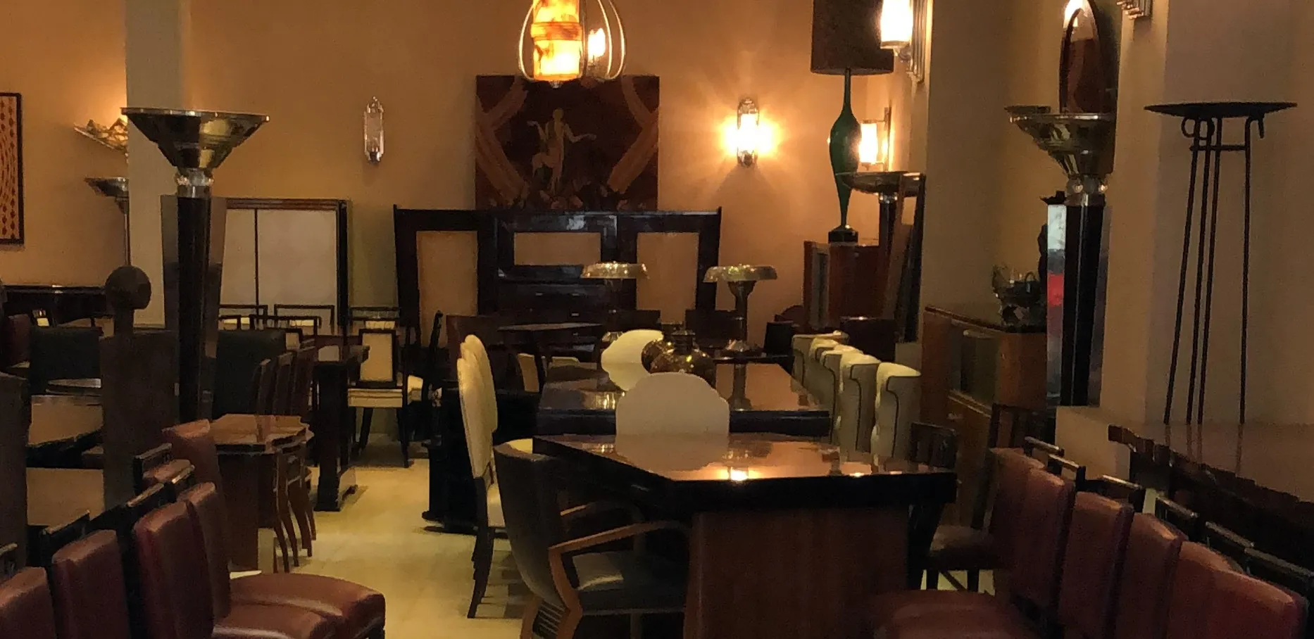 deux lampadaires anciens dans un cadre élégant, décoratifs et fonctionnels