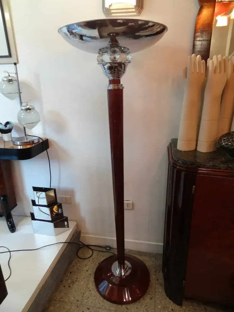 Conjunto de 2 lámparas de pie antiguas en la habitación con decoración.