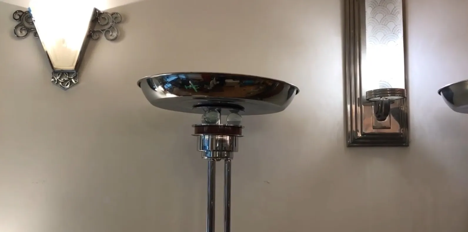 due lampade da terra antiche con dettagli eleganti nell'ambiente