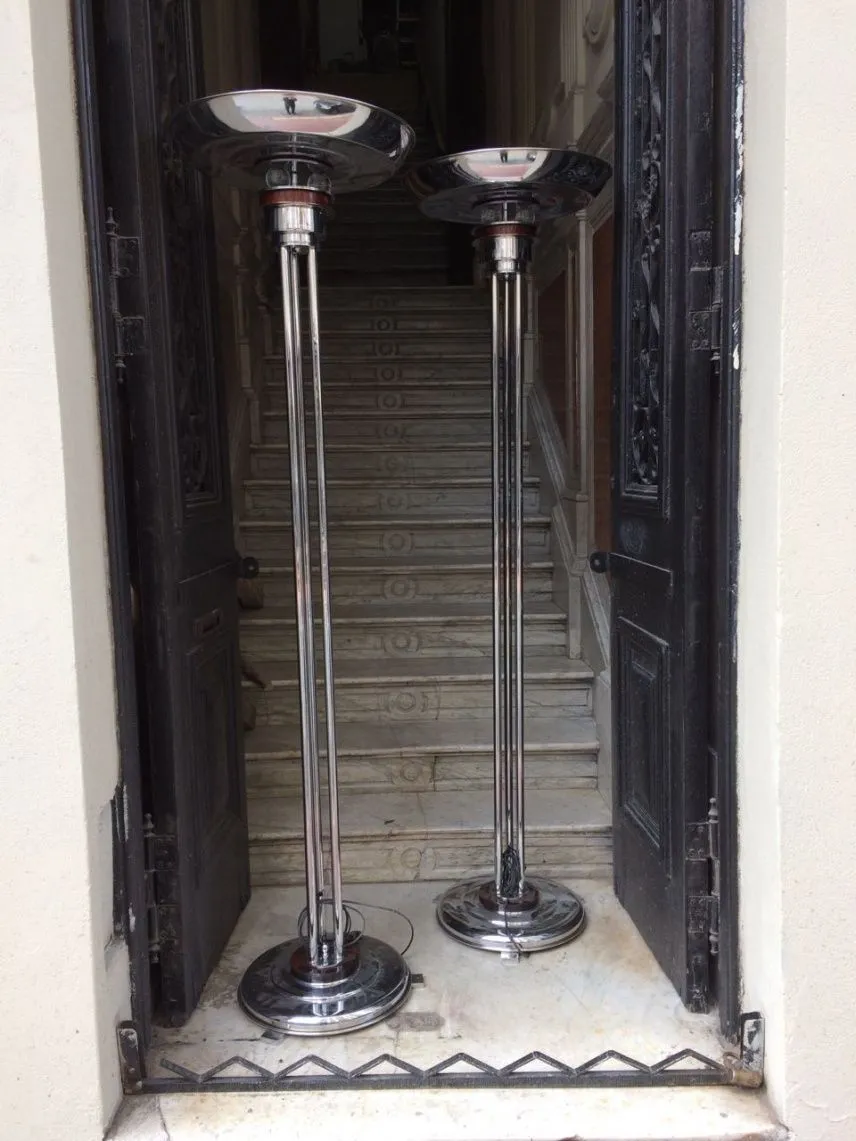 Conjunto de 2 lâmpadas de piso em um ambiente elegante antigo, com bases brilhantes, perfeitas para embelezar qualquer cômodo.