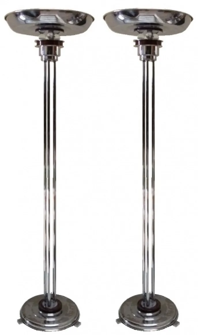 Set aus 2 antiken Stehleuchten mit glänzenden Ständern in einem eleganten Umfeld.