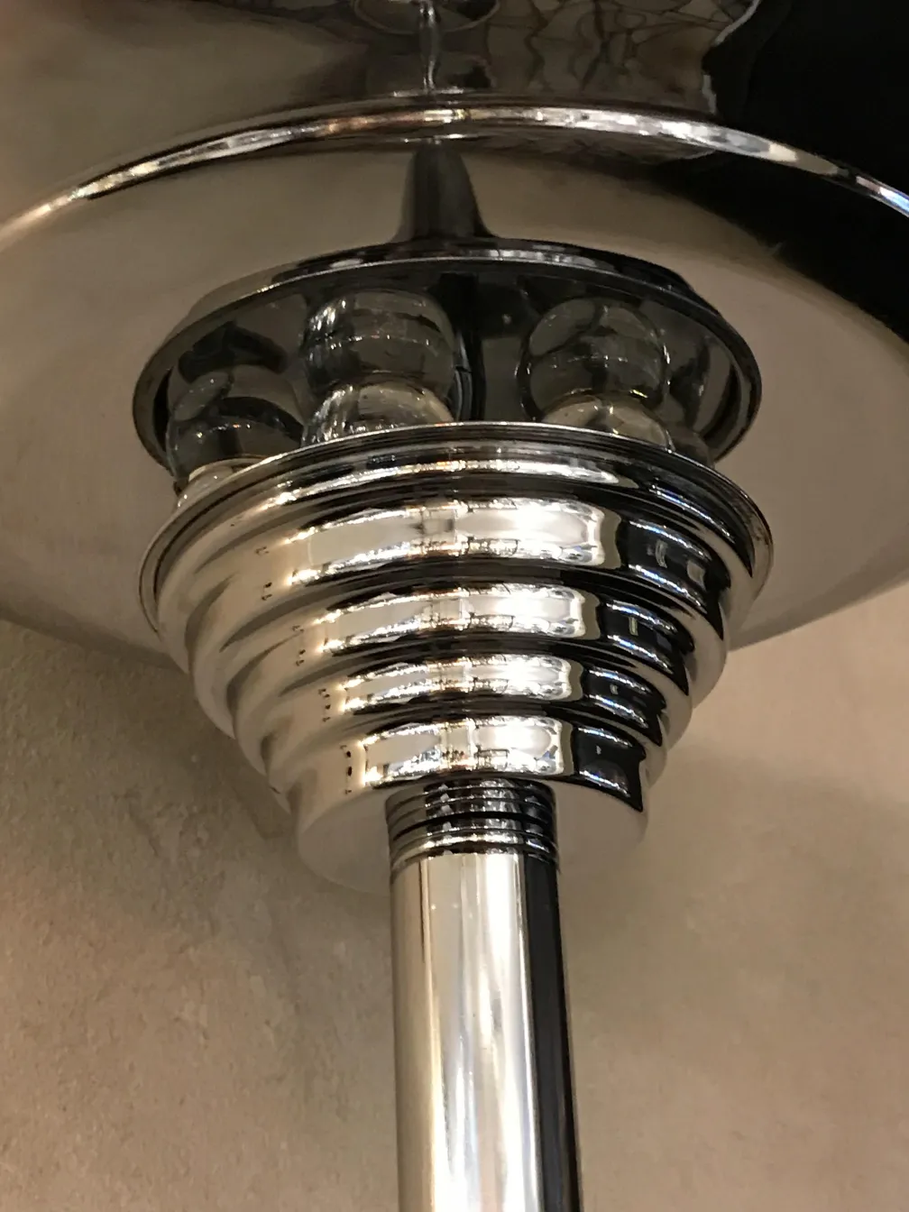 两盏古董落地灯的细节，温馨的环境。