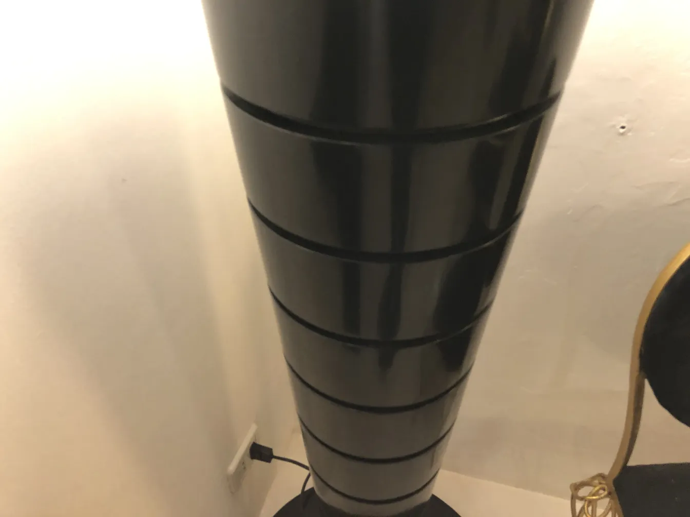 Due lampade da terra antiche, colore nero, design elegante.