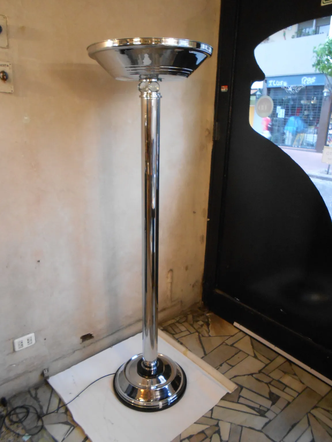 प्राचीन चमकदार फ़्लोर लैंप एक आकर्षक परिदृश्य में