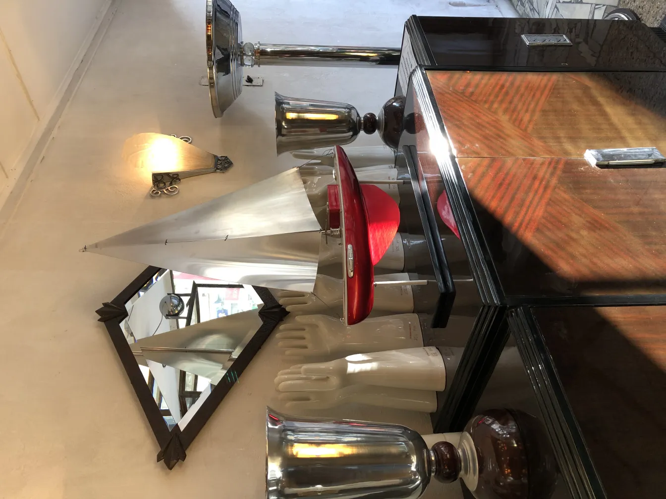 due lampade da terra antiche con design elegante