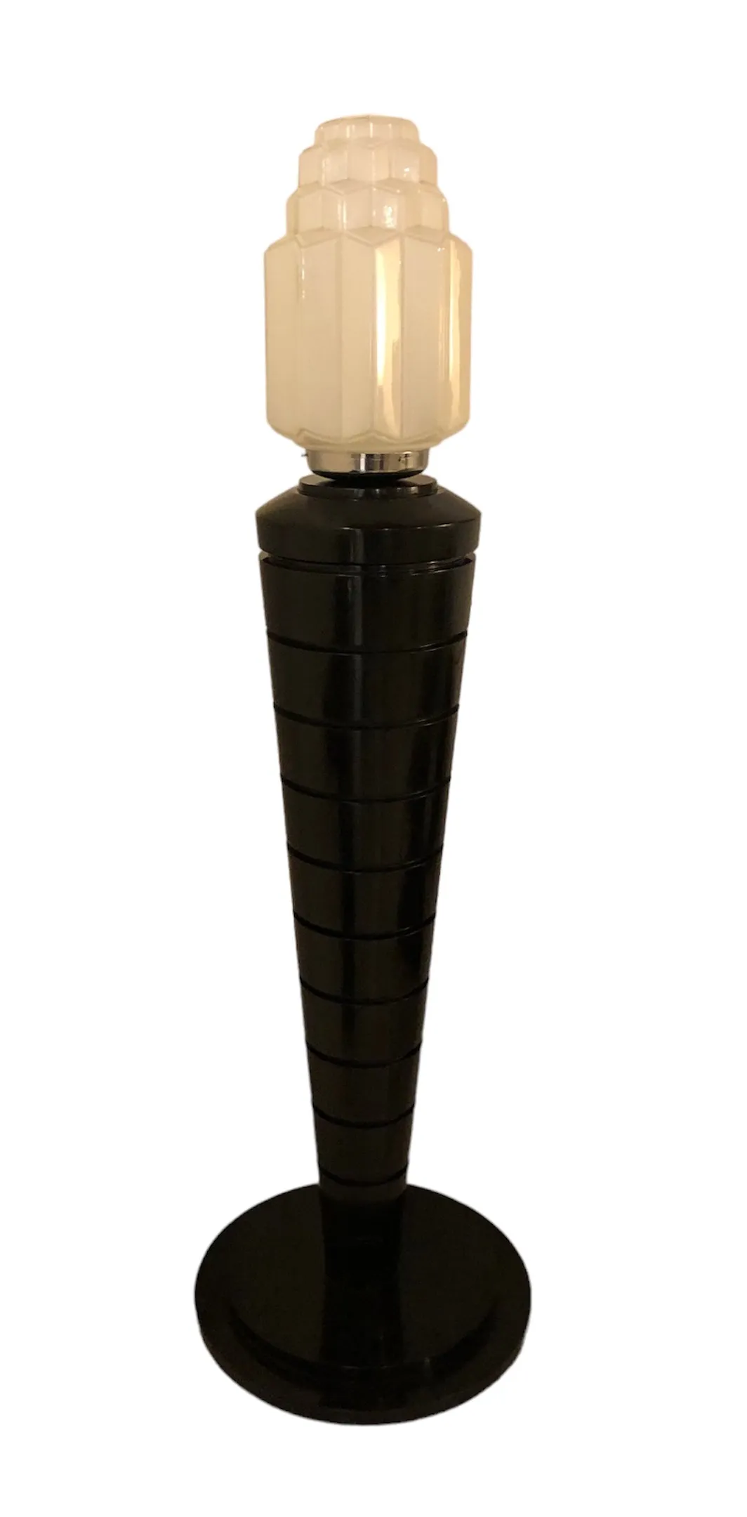 Conjunto de 2 lámparas de pie antiguas con base elegante, ambiente acogedor.