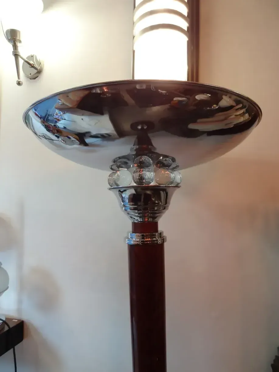 2 lampadaires anciens avec des finitions élégantes dans la pièce