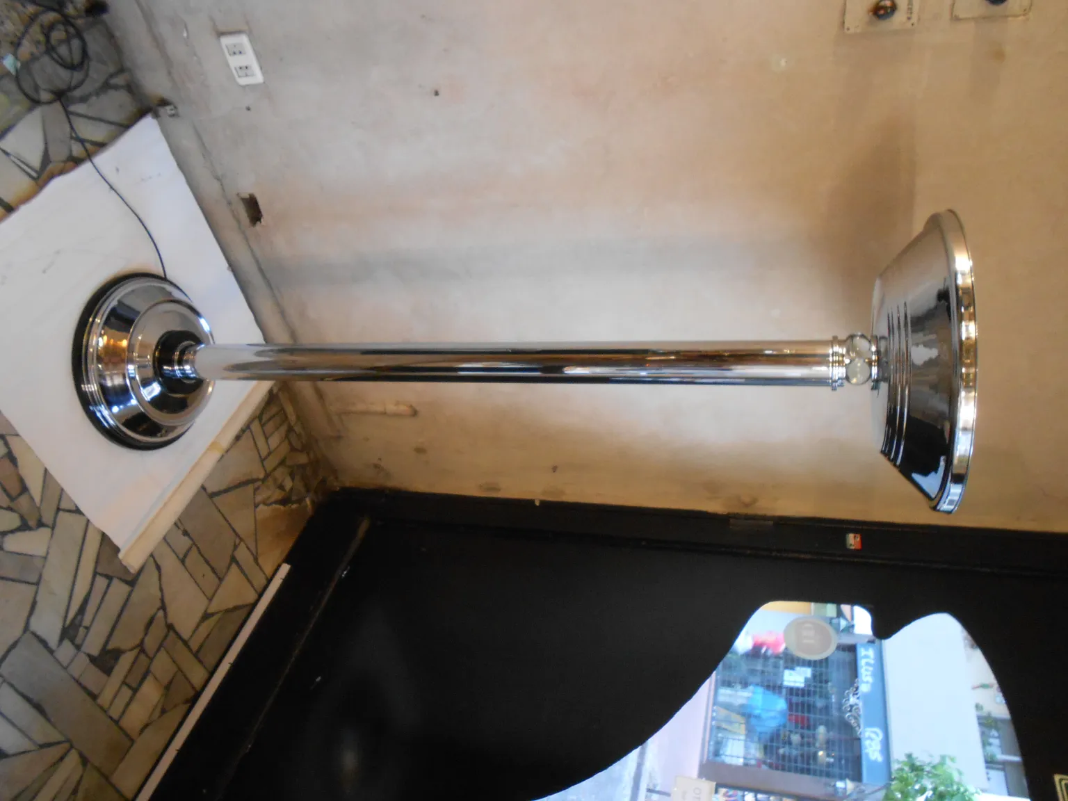 два античных торшера с элегантным дизайном в уютной обстановке