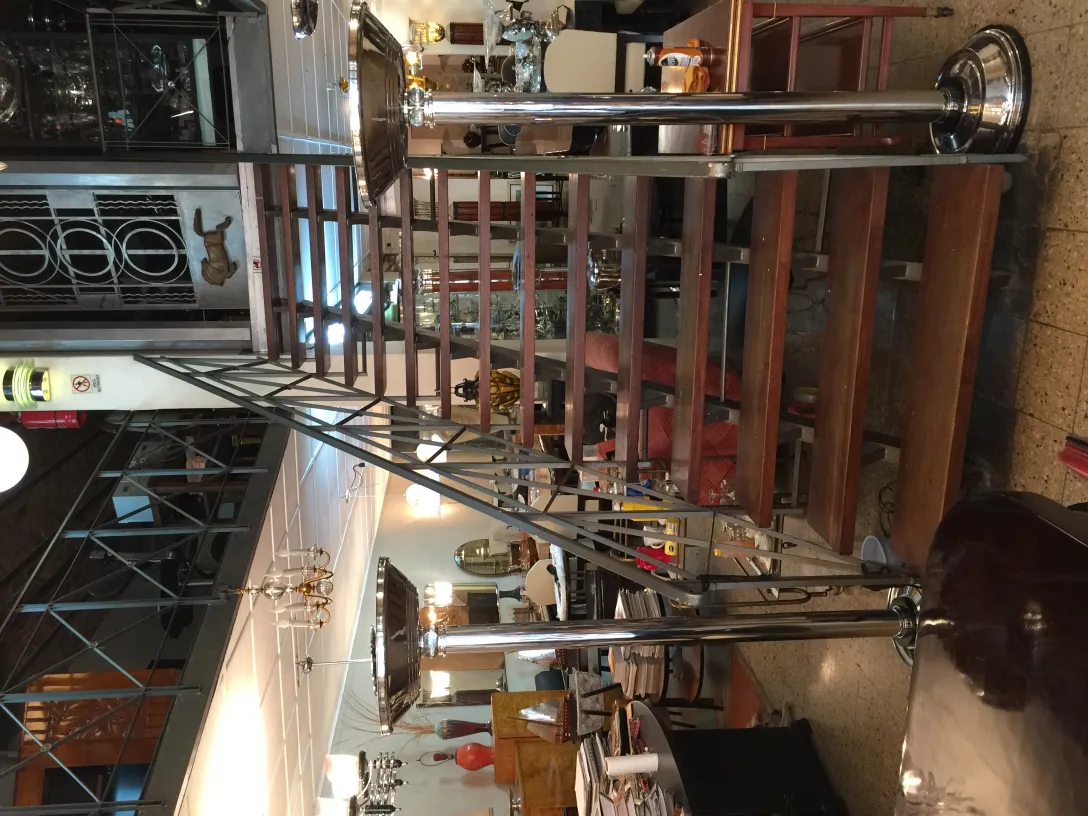 2 antike Stehleuchten in einer gemütlichen Umgebung mit Treppen