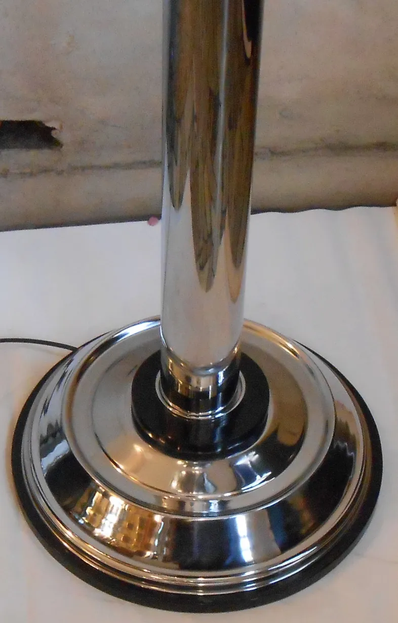 Conjunto de duas lâmpadas de piso antigas com base brilhante em um ambiente clássico