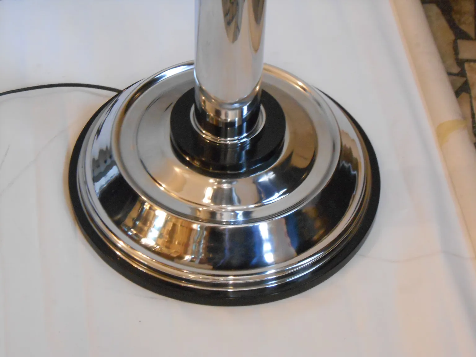 古董落地灯光亮底座的视图，环境中性