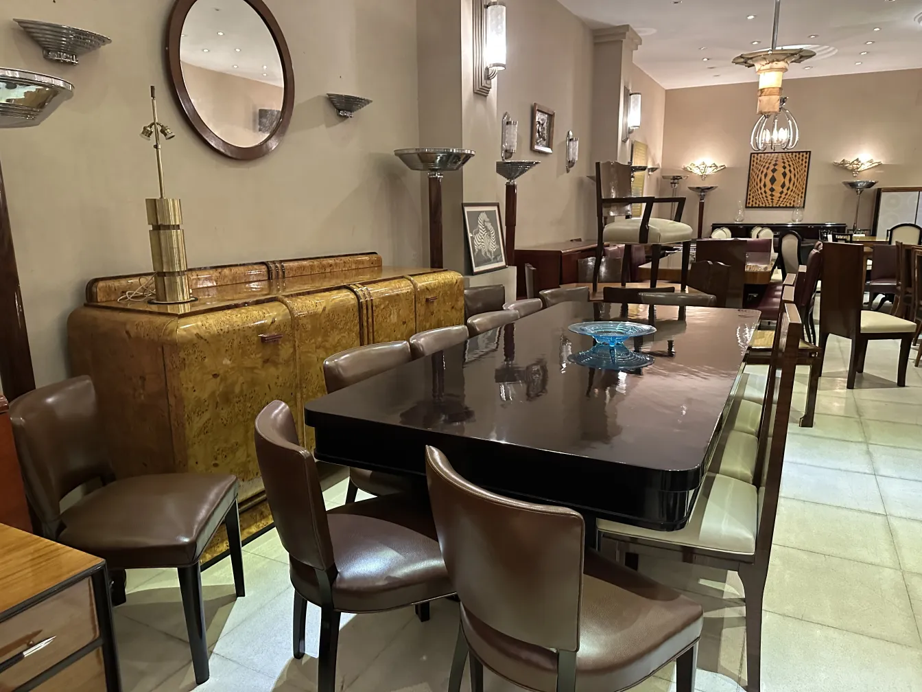 고급 앤티크 가구가 있는 방에 있는 2개의 스타일리시 한 플로어 램프.