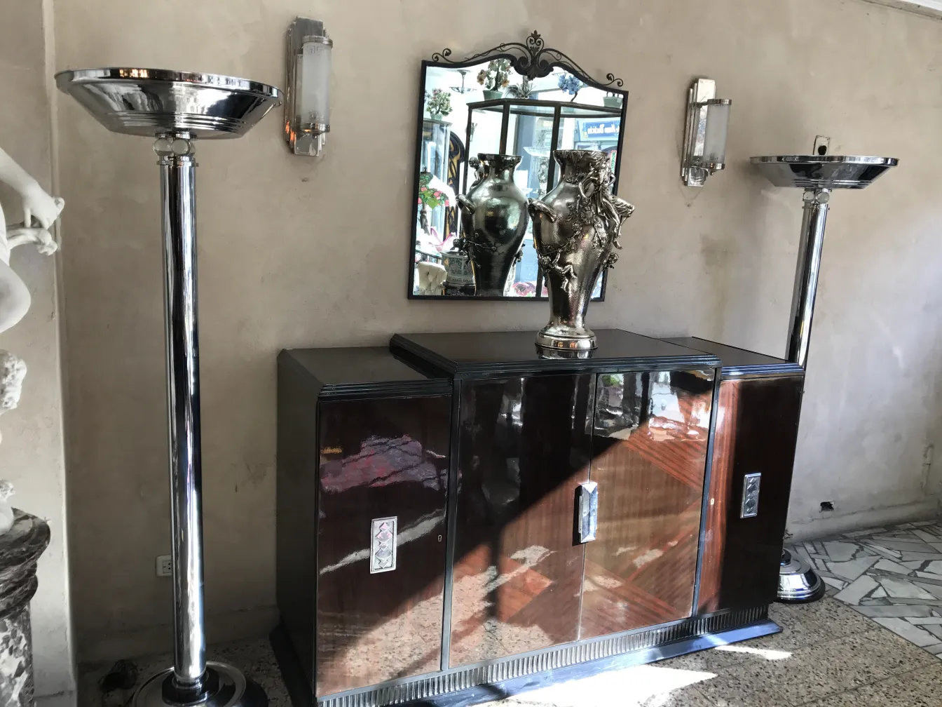 deux lampadaires anciens dans une ambiance élégante, décorés avec un miroir et une sculpture