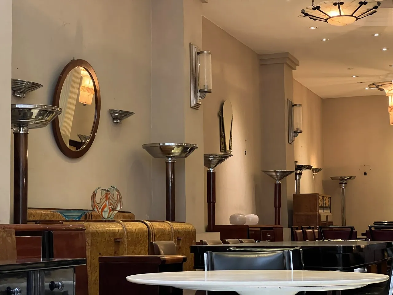 deux lampadaires anciens dans un décor élégant