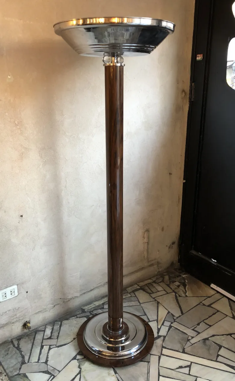 duas lâmpadas de piso antigas com base redonda elegante