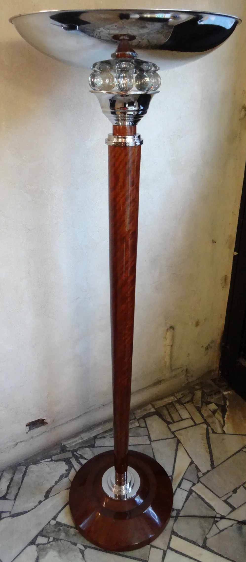 Deux lampadaires anciens avec des bases élégantes dans un cadre accueillant.