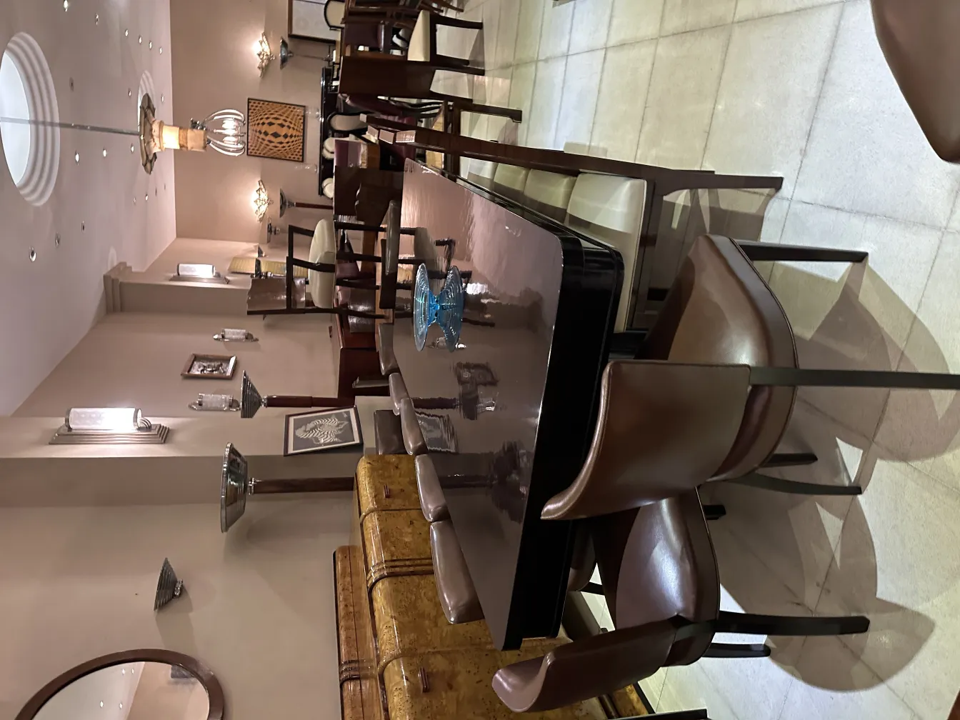 Dos lámparas de pie antiguas de diseño elegante en un salón