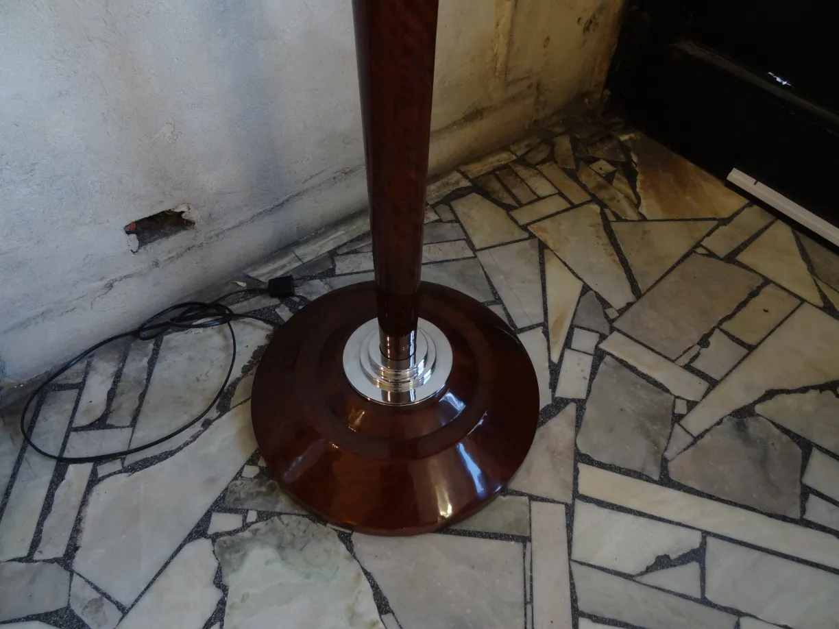 deux lampadaires anciens avec design élégant dans un cadre chaleureux