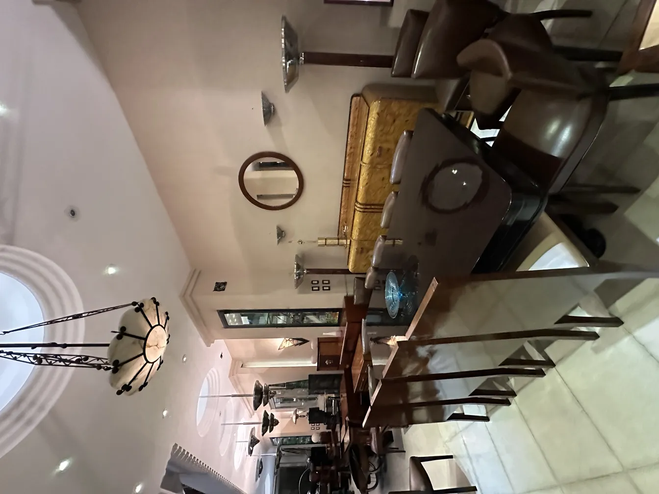 Due lampade da terra antiche in un ambiente elegante, con tonalità dorate e marroni.