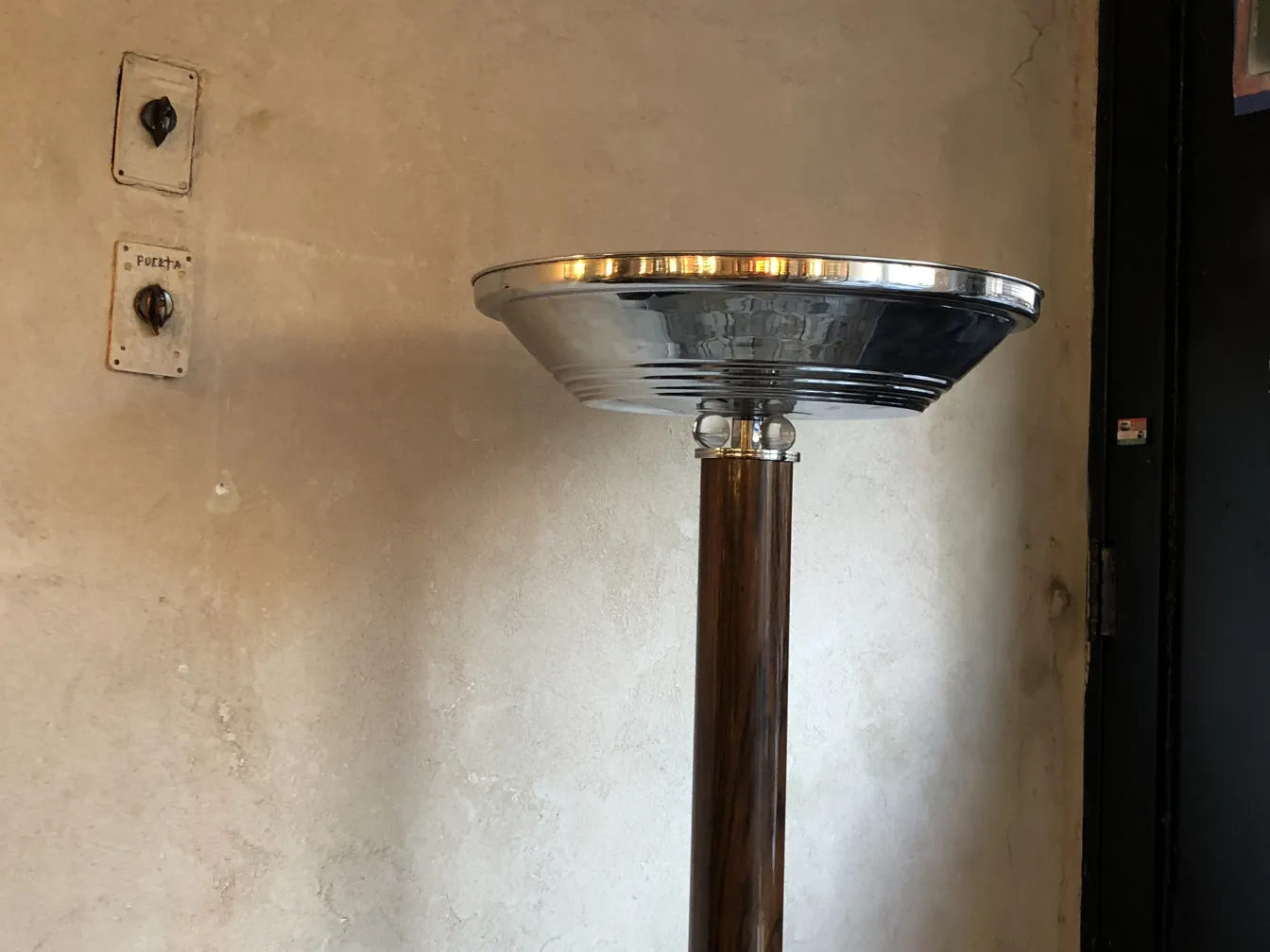 2 lampade da terra antiche con design elegante e brillante