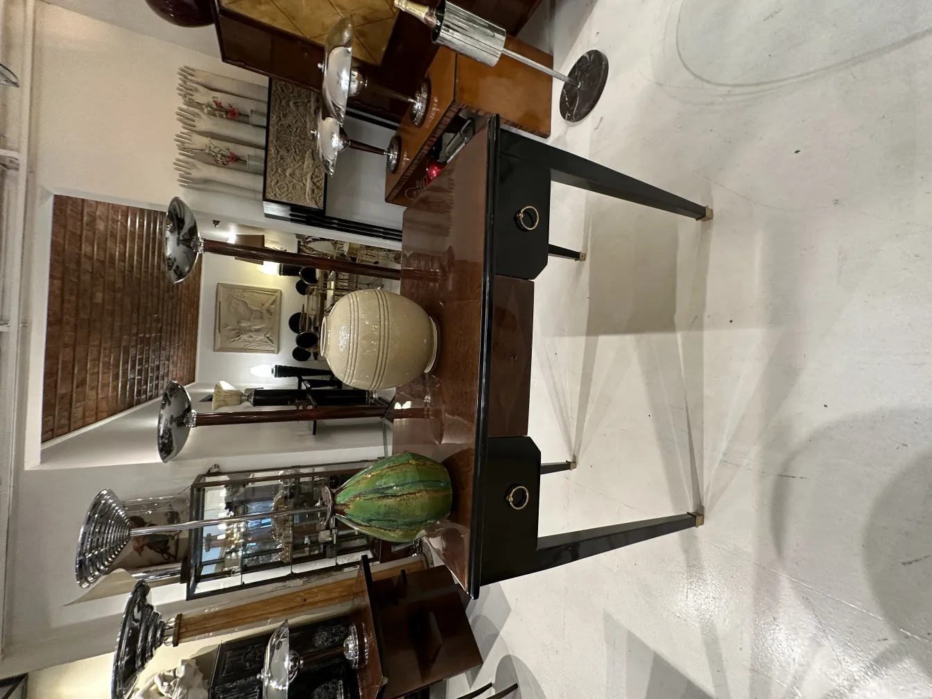 Zwei antike Stehleuchten in einem eleganten Ambiente, mit einem Schreibtisch und Dekorationen