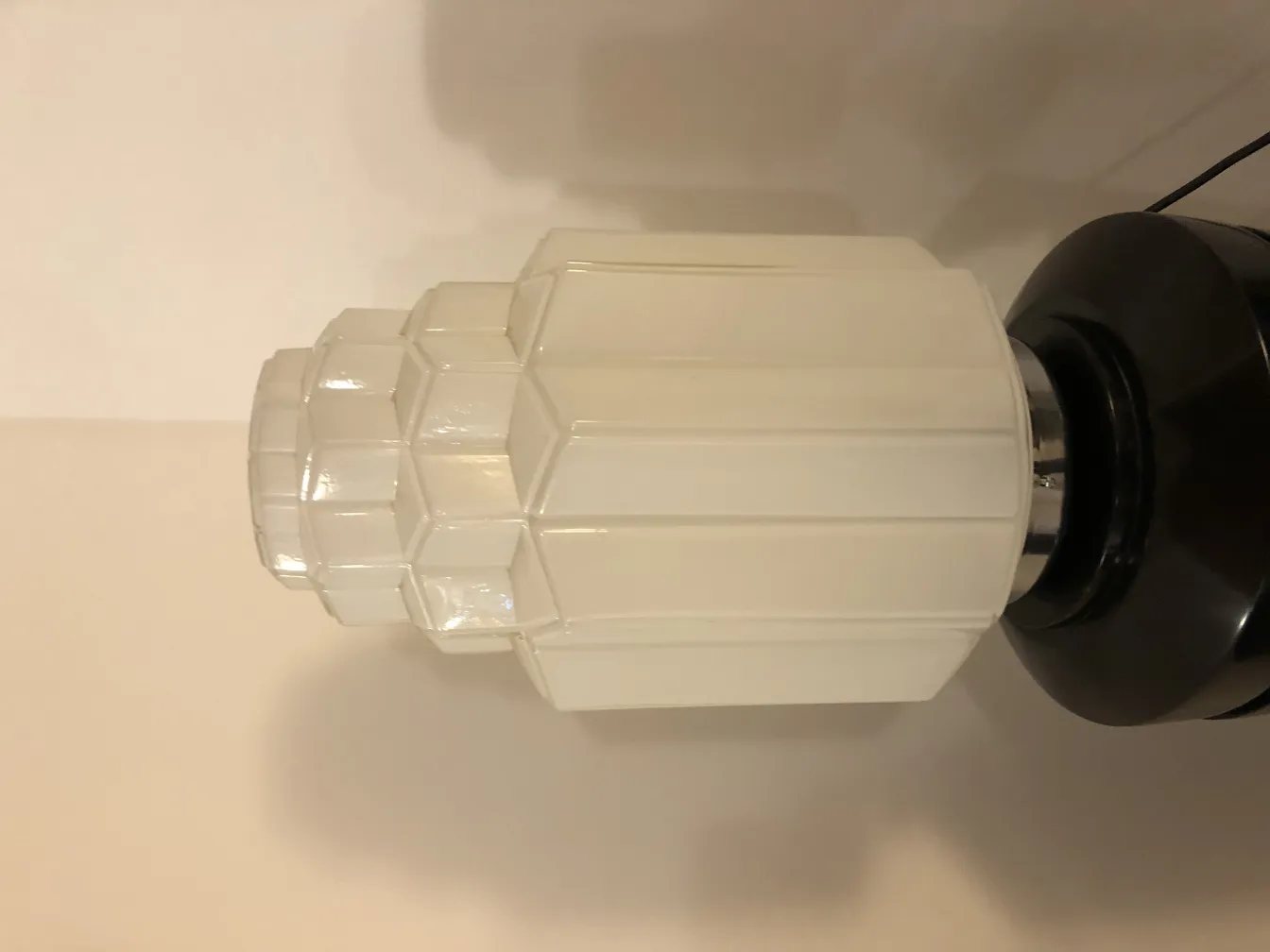 مصابيح أرضية قديمة ذات قاعدة سوداء وشكل فريد