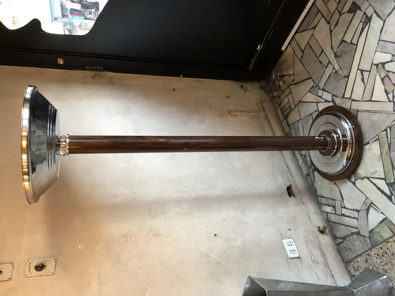 duas lâmpadas de piso antigas de estilo clássico em um ambiente neutro.