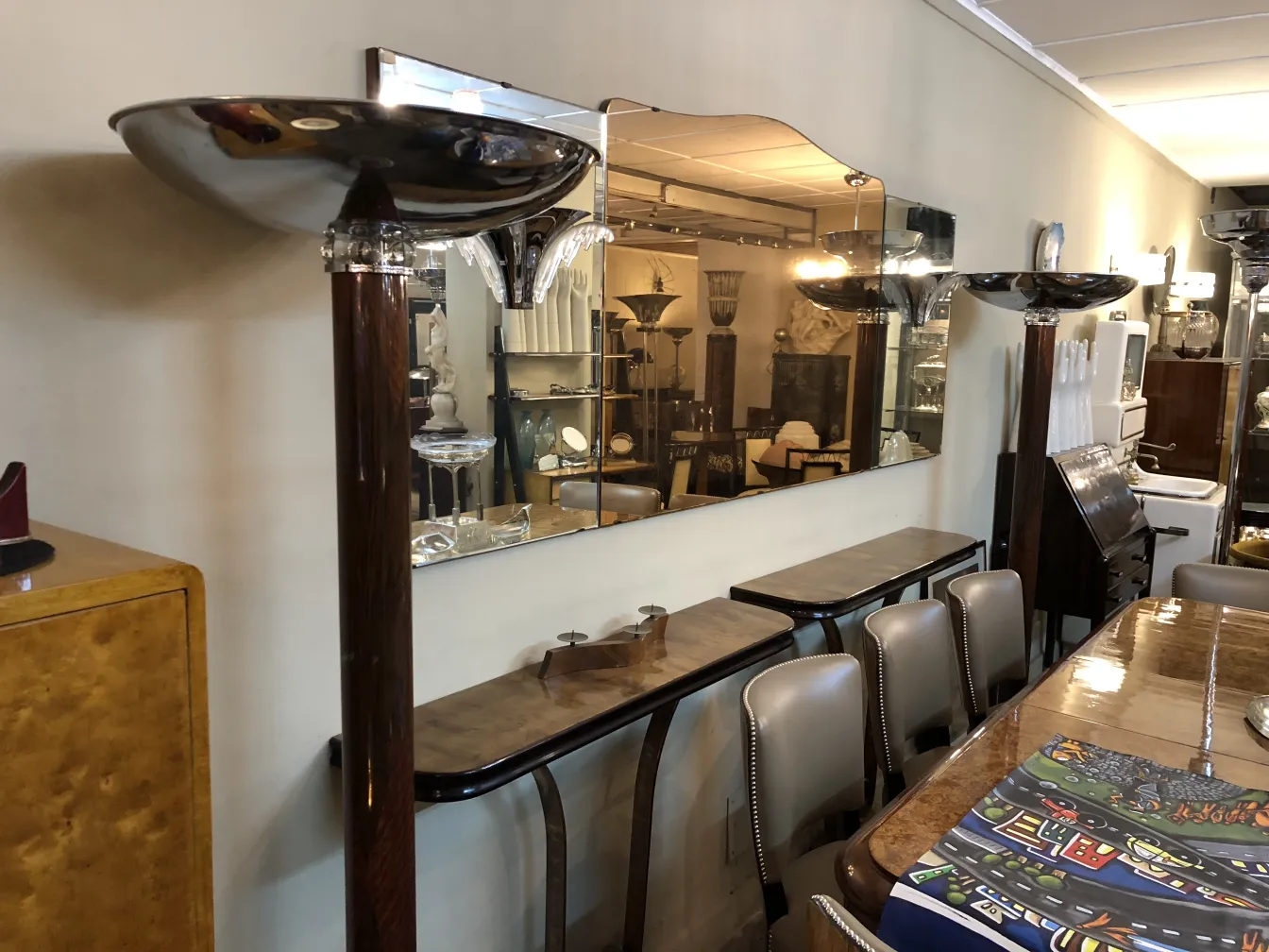 Images de deux lampadaires anciens, élégants et décoratifs, dans un cadre de pièce.