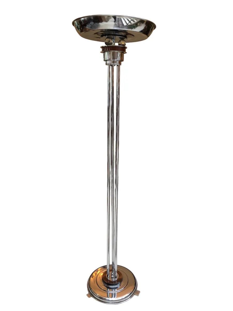 deux lampadaires anciens avec un design brillant dans un cadre élégant