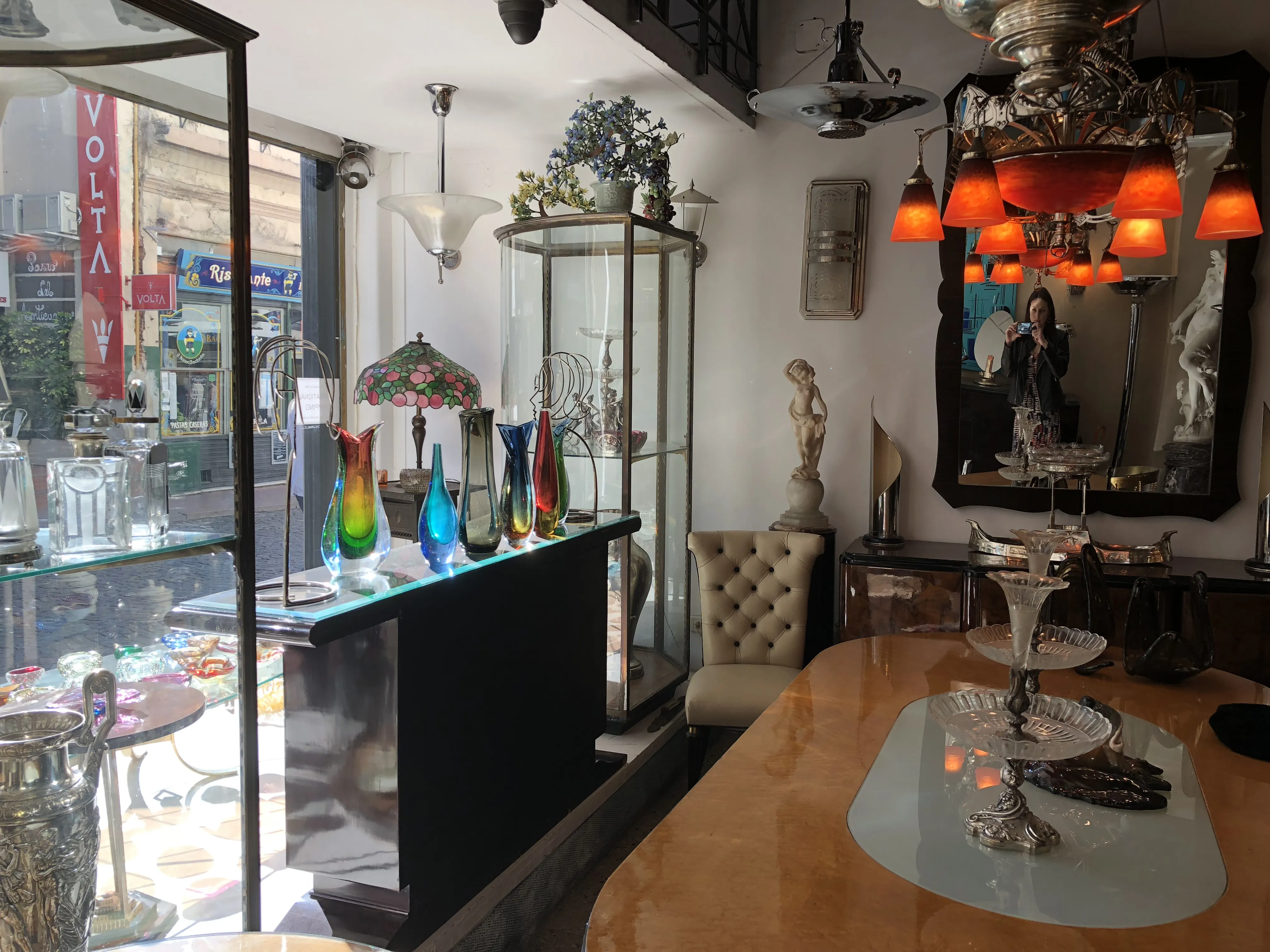 mesa antiga para 10 pessoas com luz decorativa e ambiente elegante.