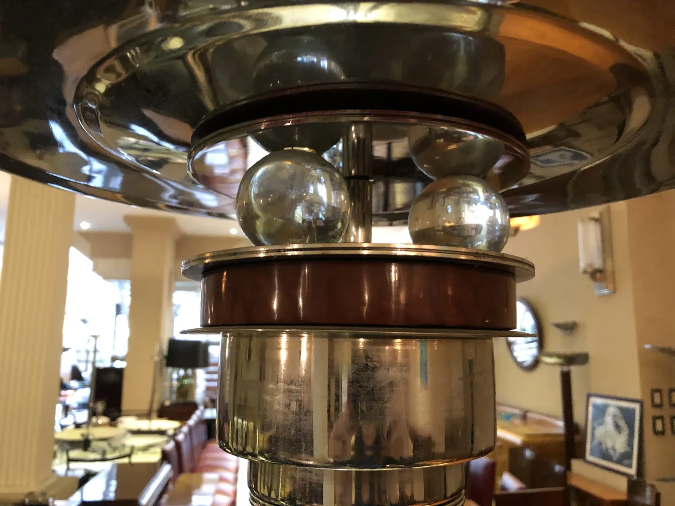 スタイリッシュなベースのあるアンティークフロアランプの詳細