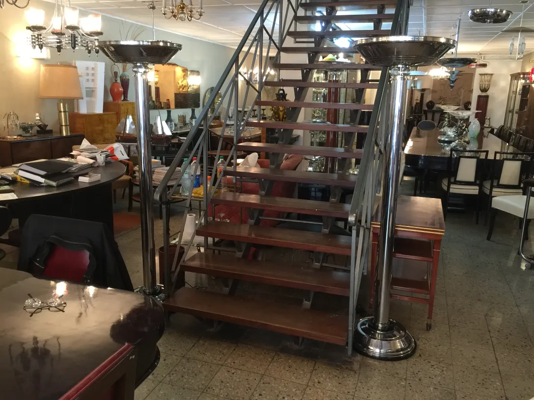 مشاهدة مصابيح أرضية قديمة في بيئة زخرفية.