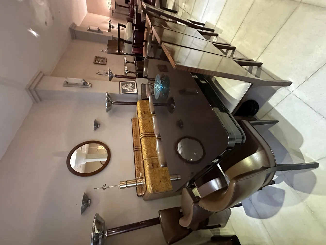 dos lámparas de pie antiguas en un ambiente elegante