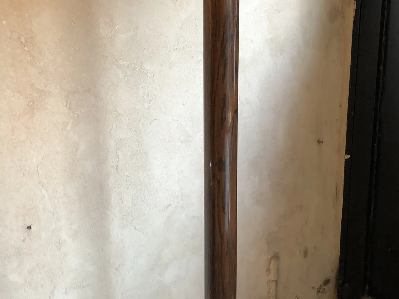 Deux lampadaires anciens dans un environnement simple.