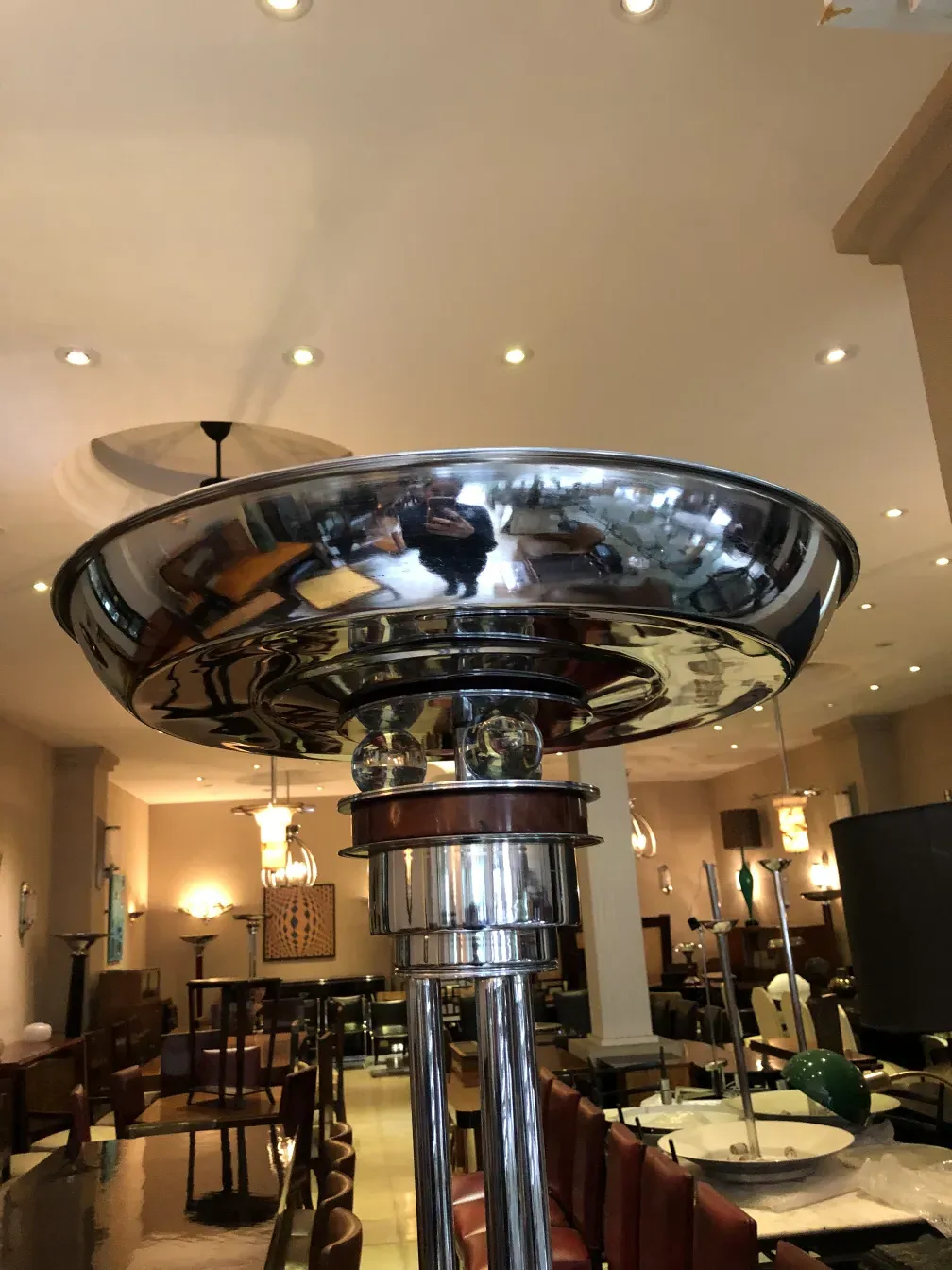 2个古董落地灯，发光，在优雅的环境中。