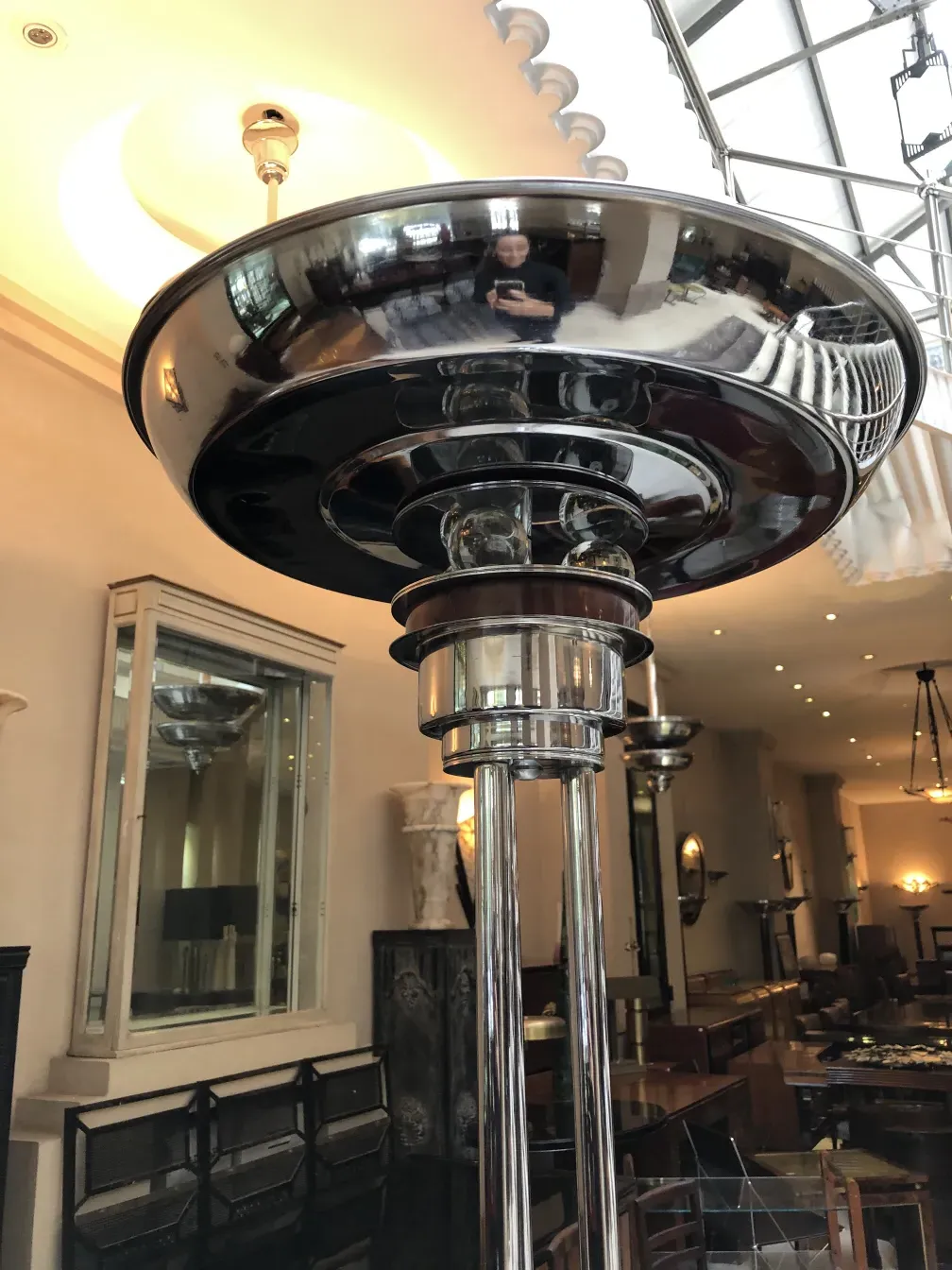 Deux lampadaires anciens avec une finition brillante dans un cadre élégant