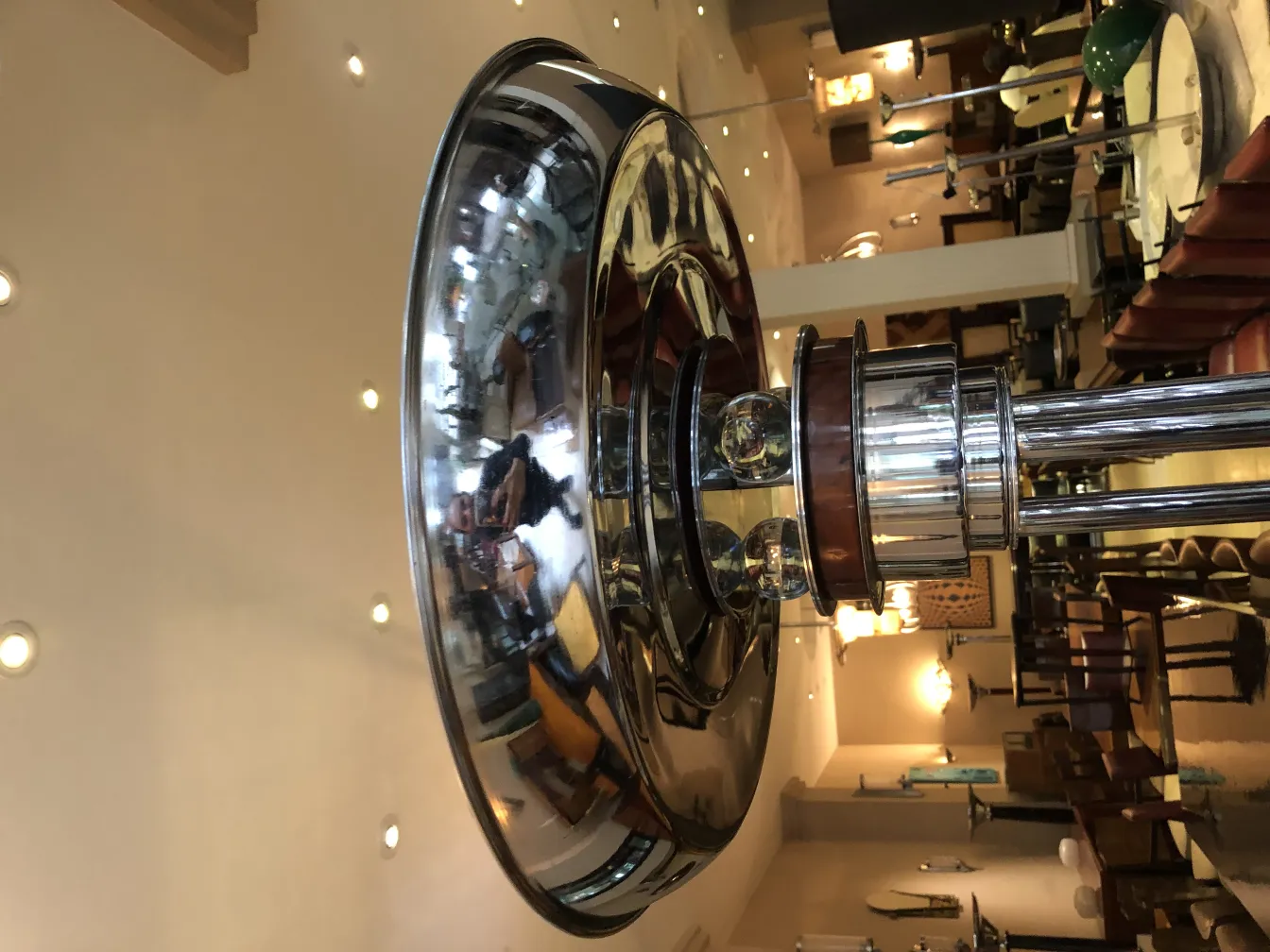 우아한 방에 있는 두 개의 고전적인 플로어 램프.