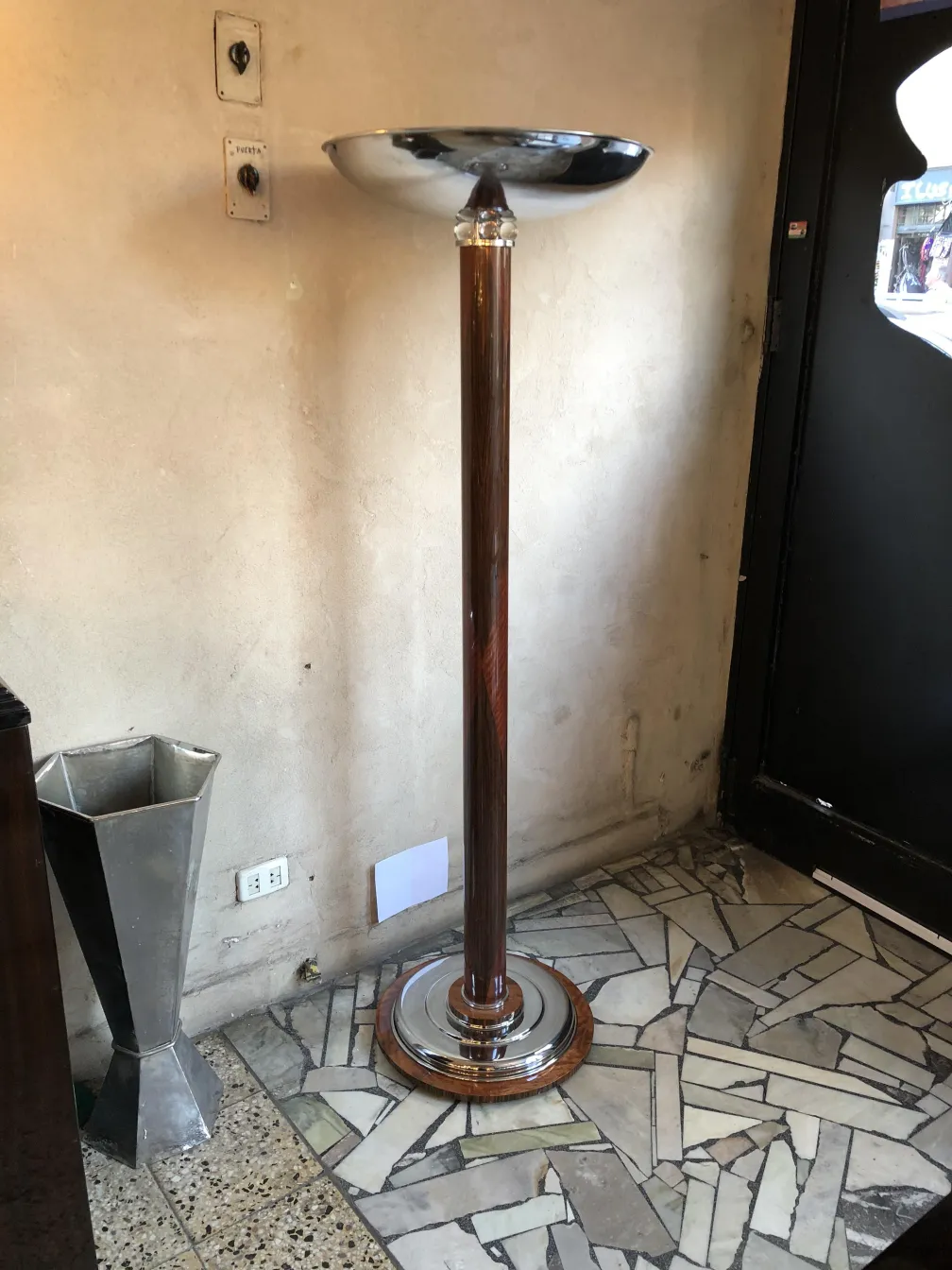 Due lampade da terra antiche in un ambiente accogliente