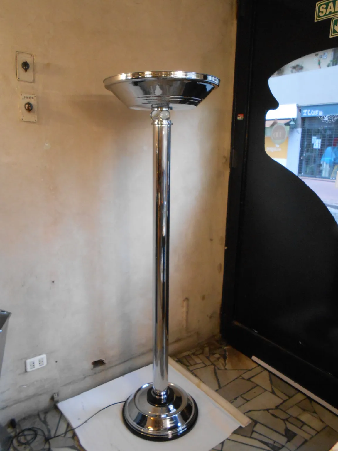 Deux lampadaires anciens, design élégant et haute brillance dans un environnement accueillant