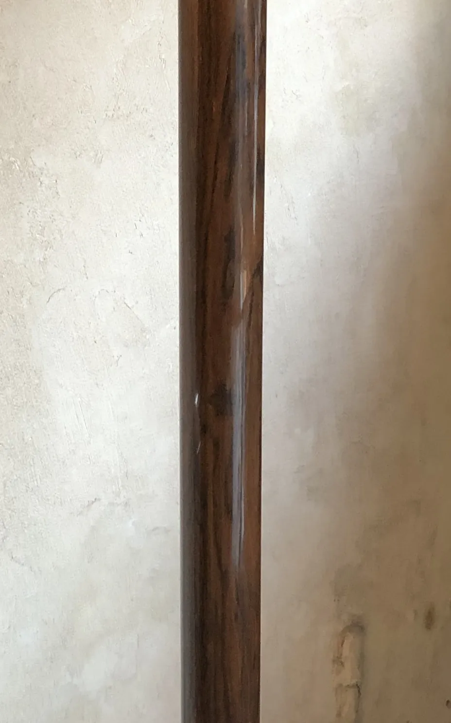 detalle de 2 lámparas de pie antiguas en un ambiente cálido