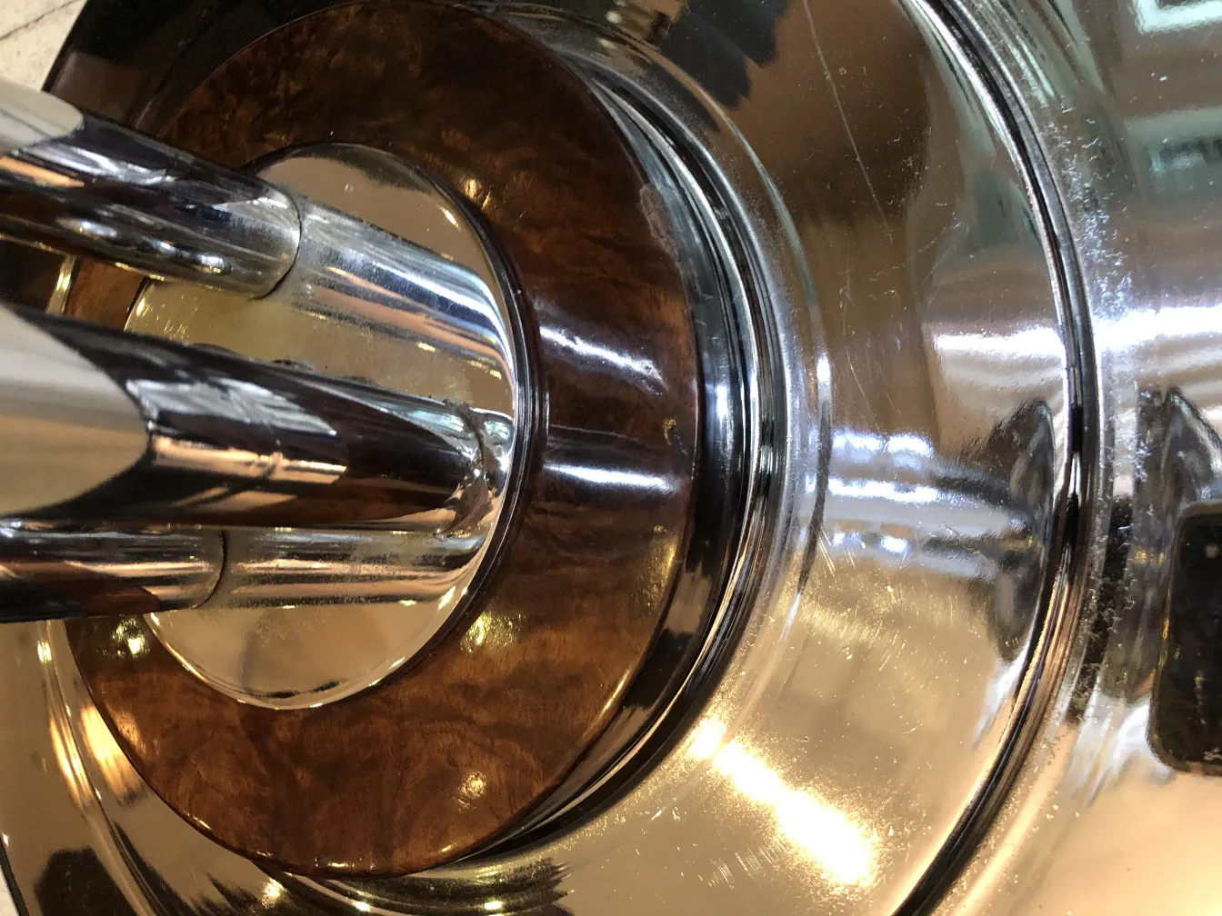 아늑한 환경에 있는 두 개의 고풍스럽고 우아한 플로어 램프의 세부 사항.