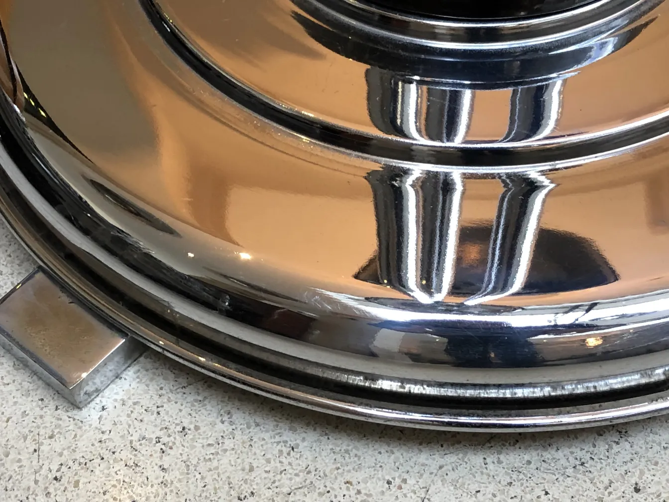 광택이 나는 마감 처리된 두 개의 골동품 플로어 램프, 아늑한 분위기 속의 우아한.