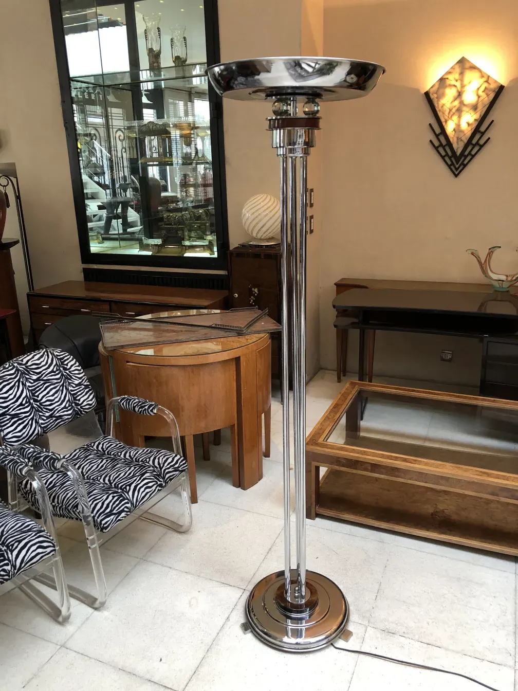 duas lâmpadas de piso clássicas antigas em um espaço elegante, complementando a decoração.