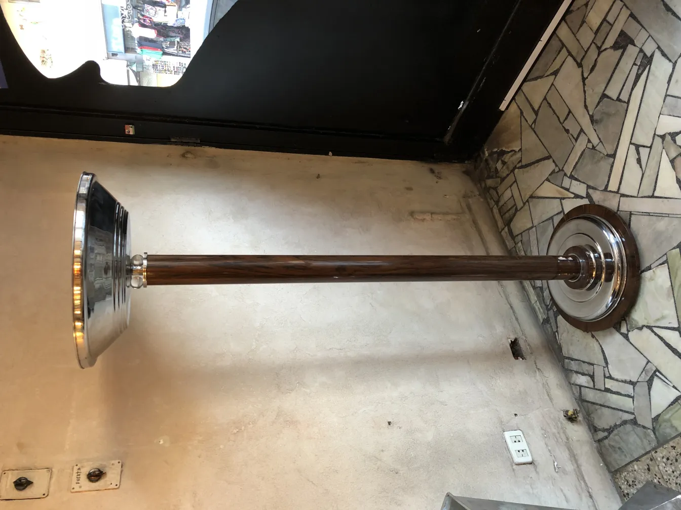 Deux lampadaires anciens dans un cadre confortable avec un sol carrelé