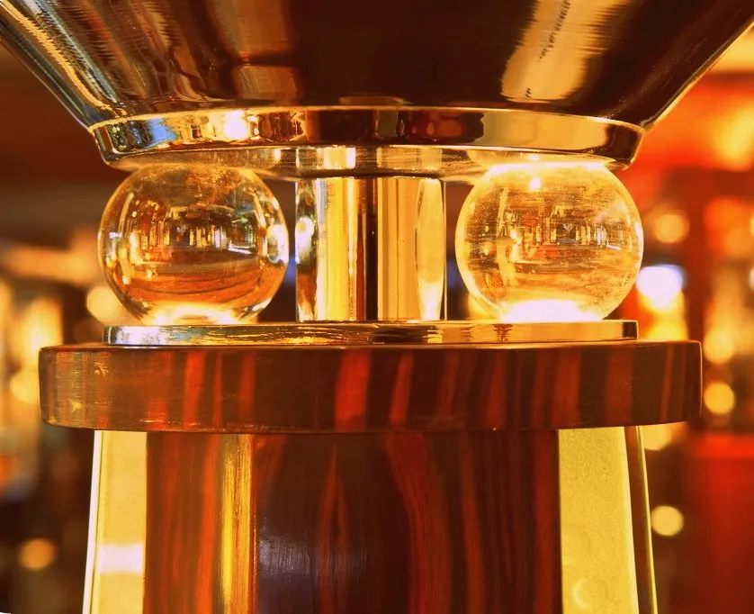 due lampade da terra antiche con basi rotonde.