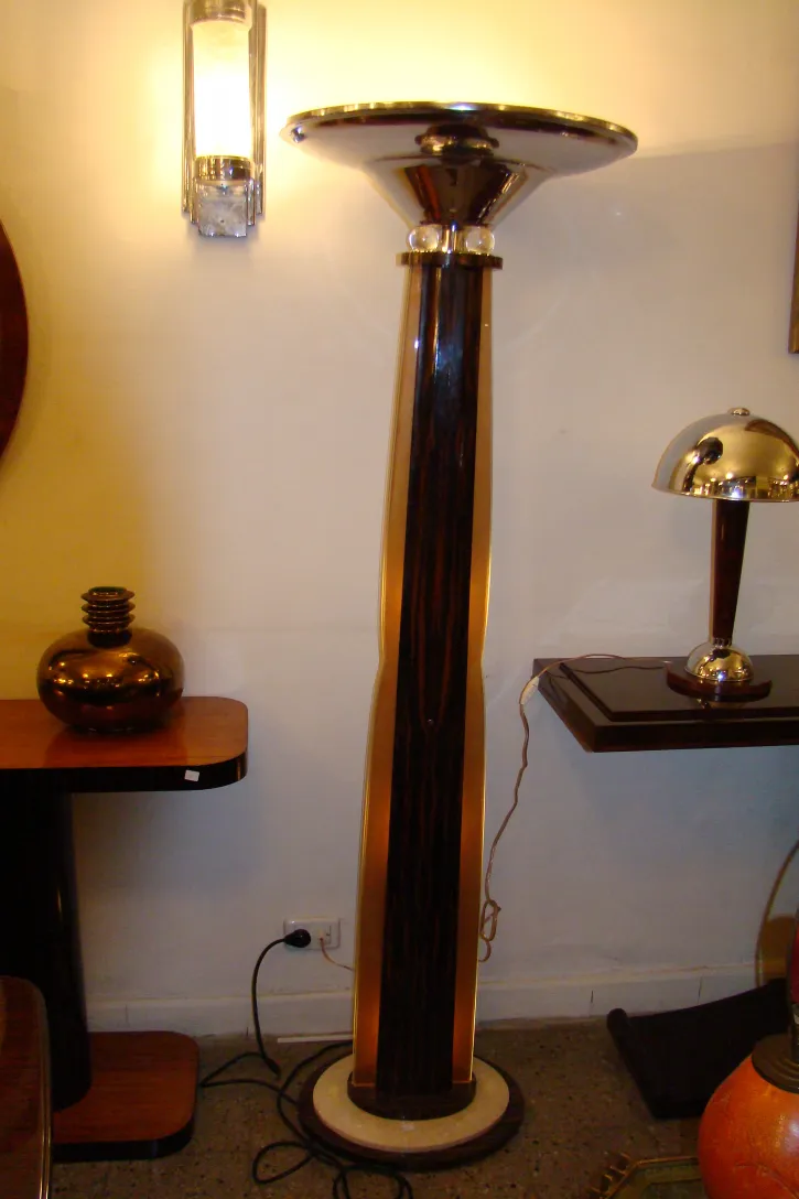 2 lámparas de pie antiguas en un ambiente elegante