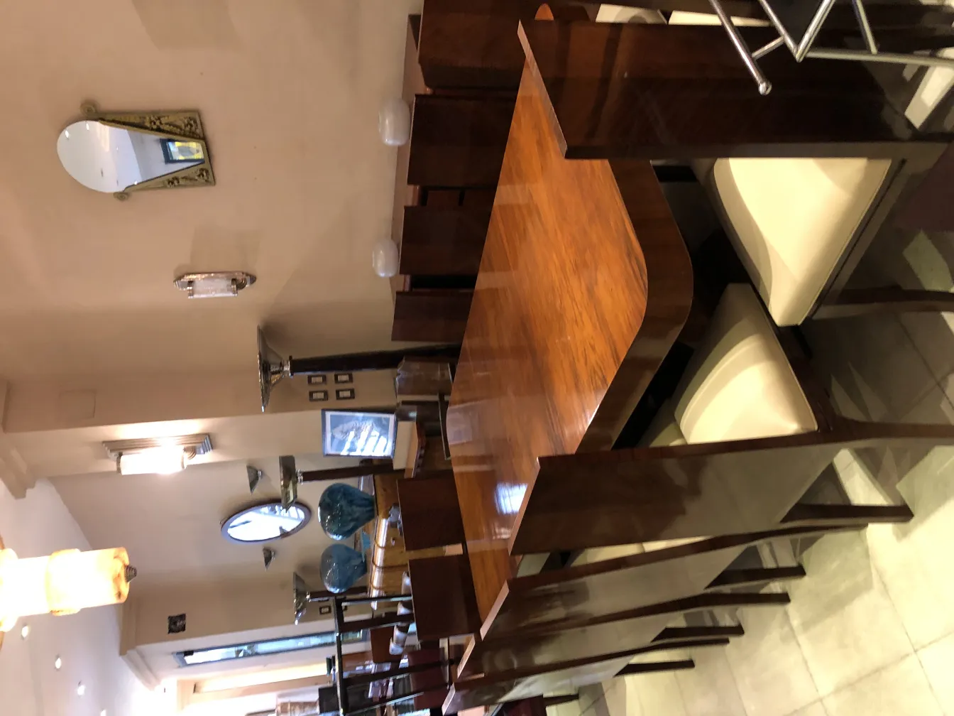 दो प्राचीन फ़्लोर लैंप एक शानदार माहौल में