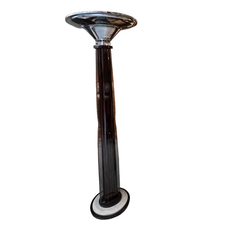 deux lampadaires anciens, au design élégant dans l'environnement